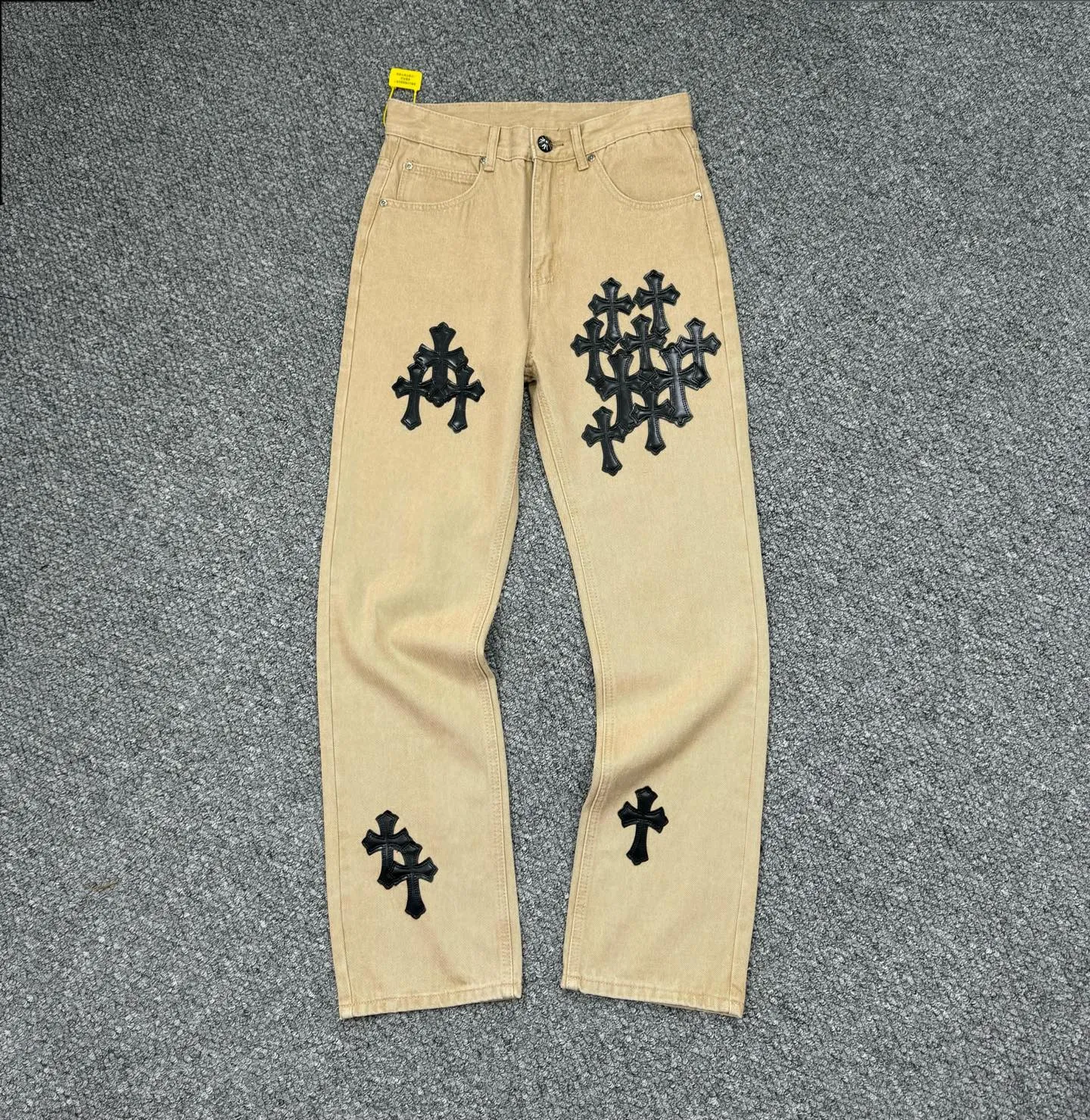 P240 Style No.: H848 ChromeHearts & Chrome Hearts [New on the unlabeled support platform] 2025 new khaki leather couple's washed jeans, top ceiling quality, styles with different washed textures, very friendly to people with thin legs and thick legs, the straight and loose version is very flattering to the leg shape, the moderate length that never goes out of style, easy and casual to match, the basic styling of various styles, a must-have in the wardrobe! The fabric is stiff but also makes the upper body soft without losing texture. The washing process is even more perfect. It is a must-have item for everyone! ! !  Size: 28-30-32-34 Color: Khaki